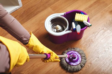 paspas ile zemin yıkama eldiven eller