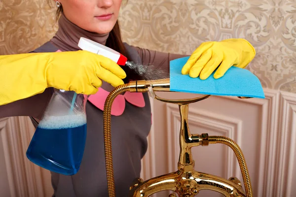 Mujer en guantes limpieza equipo sanitario —  Fotos de Stock