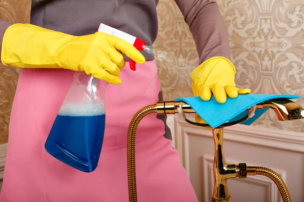 Mains dans les gants nettoyage des équipements sanitaires — Photo