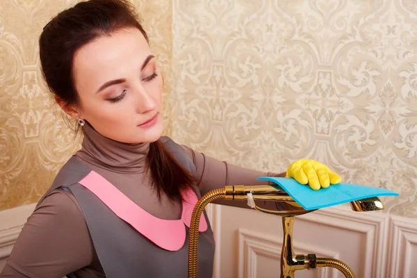 Donna in uniforme servizio di pulizia — Foto Stock