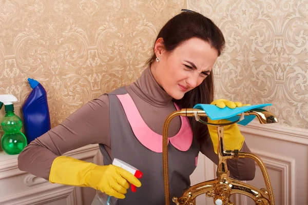 Mujer en uniforme de servicio de limpieza —  Fotos de Stock