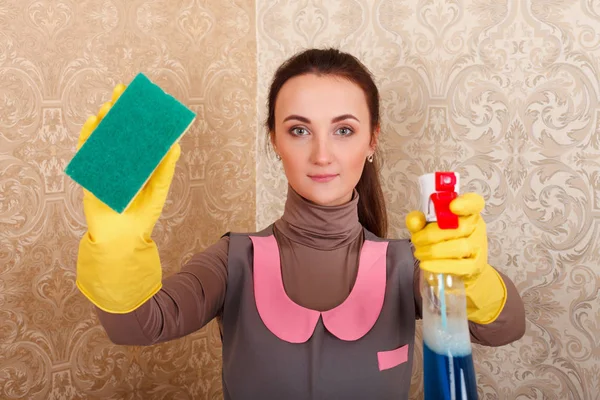 Γυναίκα στον καθαρισμό υπηρεσία ομοιόμορφη — Φωτογραφία Αρχείου