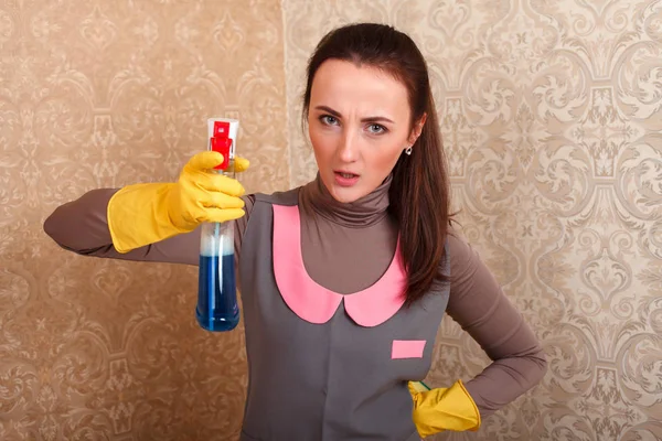 Femme en uniforme de service de nettoyage — Photo