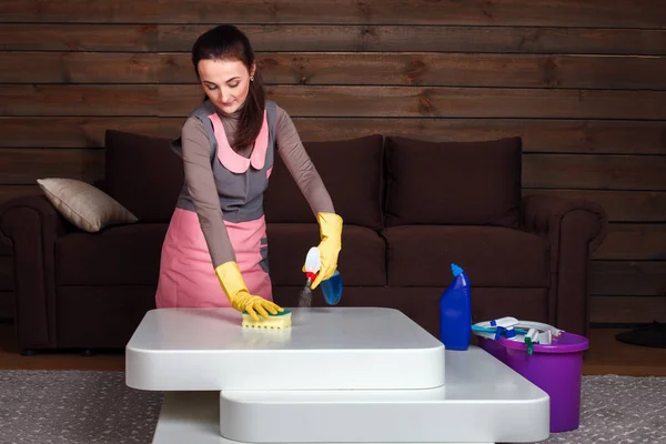 Vrouw in de schoonmaak dienst uniform — Stockfoto