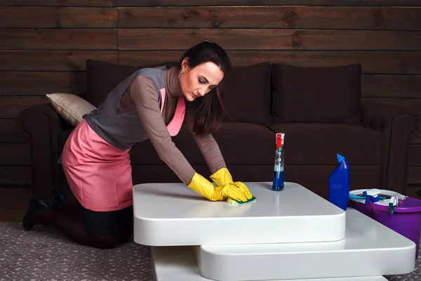 Vrouw in de schoonmaak dienst uniform — Stockfoto