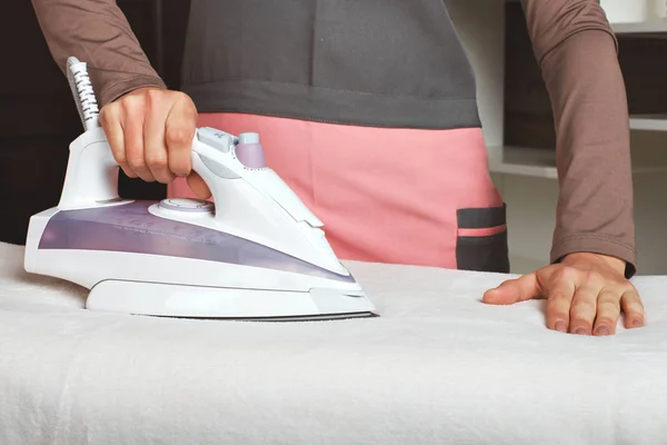 Frau in Putzdienst-Uniform — Stockfoto