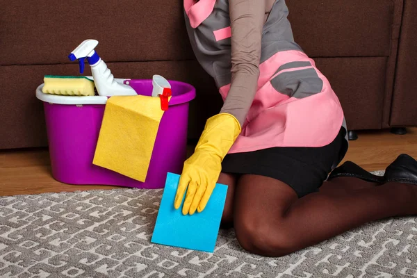 Vrouw in de schoonmaak dienst uniform — Stockfoto