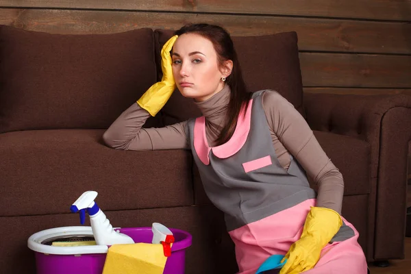 Vrouw in de schoonmaak dienst uniform — Stockfoto