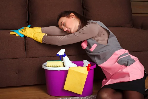 Vrouw in de schoonmaak dienst uniform — Stockfoto