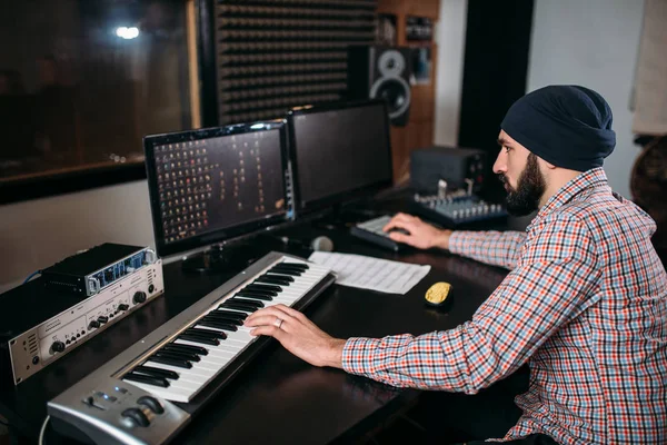 Productor de sonido en estudio de música — Foto de Stock