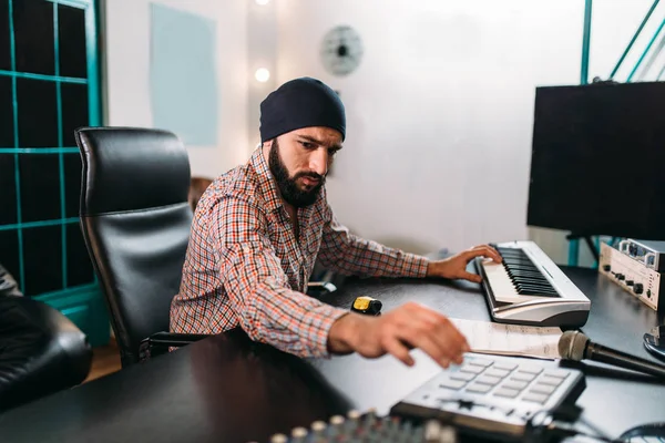 Produtor de som em estúdio de música — Fotografia de Stock