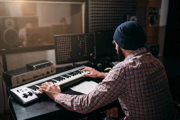 Produtor de som em estúdio de música — Fotografia de Stock