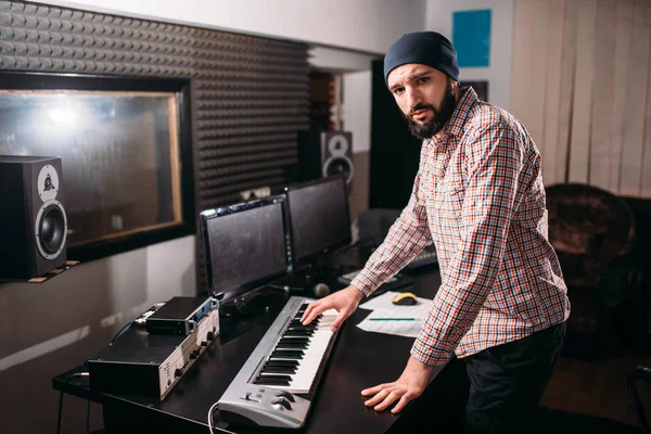 Productor de sonido en estudio de música — Foto de Stock