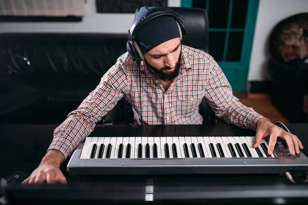 Tonproduzent im Musikstudio — Stockfoto