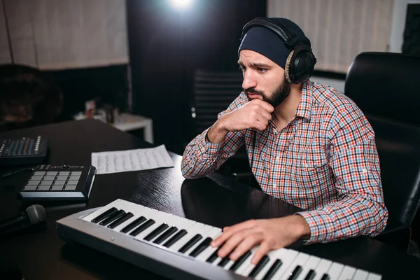 Sound producer in music studio — Stock Photo, Image