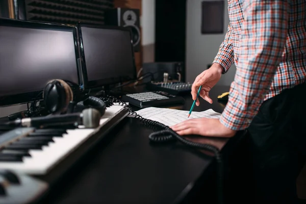 Produtor de som em estúdio de música — Fotografia de Stock