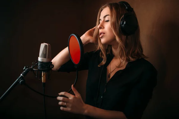 Cantante femenina canción de grabación — Foto de Stock