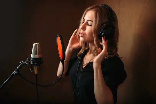 Penyanyi wanita merekam lagu — Stok Foto