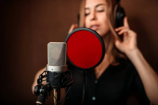 Cantora feminina canção de gravação — Fotografia de Stock