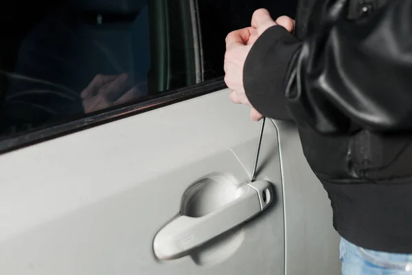 Carjacker unlocking vehicle — Stock Photo, Image