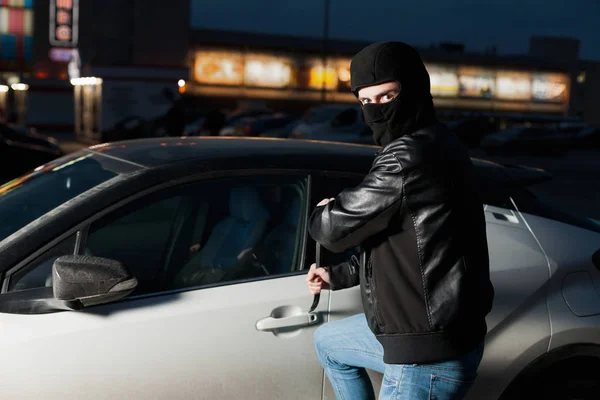 Carjacker unlocking vehicle — Stock Photo, Image
