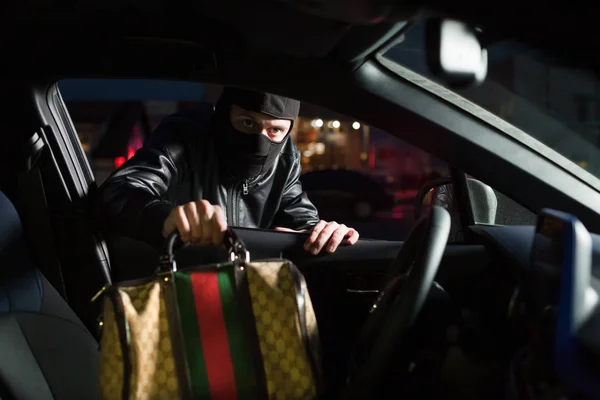 Tjuven att stjäla handväska från bil — Stockfoto