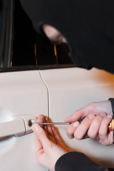 Carjacker unlocking vehicle — Stock Photo, Image