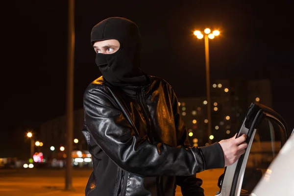 Carjacker unlocking vehicle — Stock Photo, Image