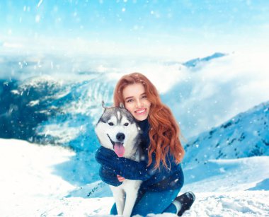 genç kadın ve Sibirya husky köpek