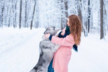 genç kadın ve Sibirya husky köpek