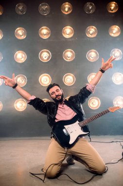 erkek sakallı gitarist