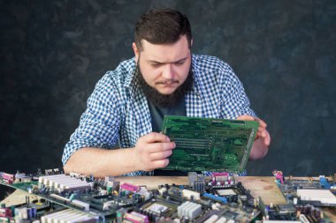 PC donanım ile çalışan hizmet mühendisi