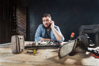 iş yerinde servis mühendisi