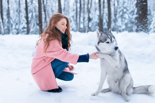 Jovem mulher e siberiano cão husky — Fotografia de Stock