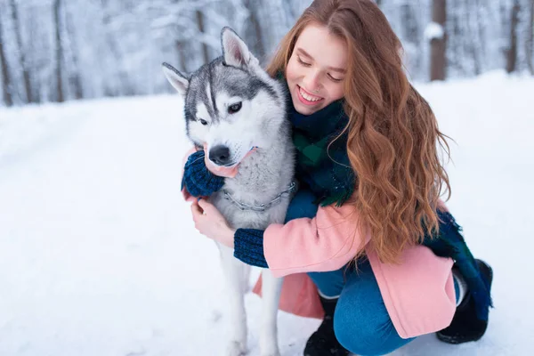 Jovem mulher e siberiano cão husky — Fotografia de Stock