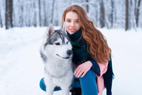 Jovem mulher e siberiano cão husky — Fotografia de Stock