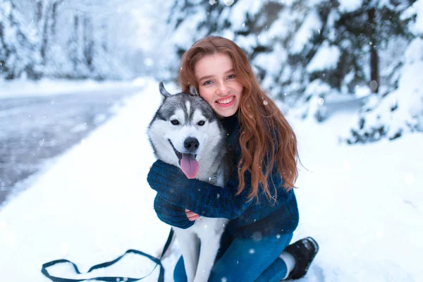 Mujer joven y perro husky siberiano —  Fotos de Stock