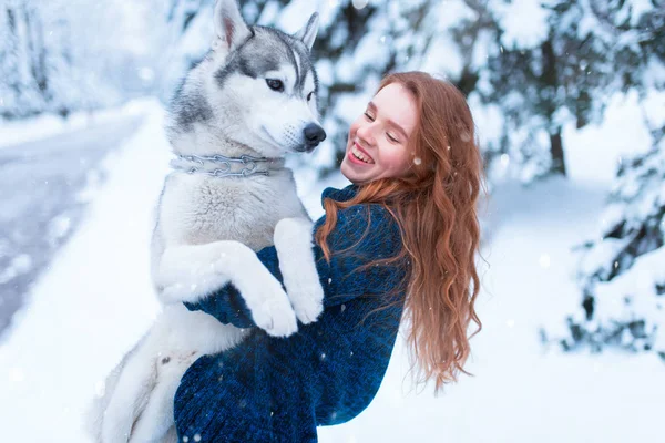 Jovem mulher e siberiano cão husky — Fotografia de Stock