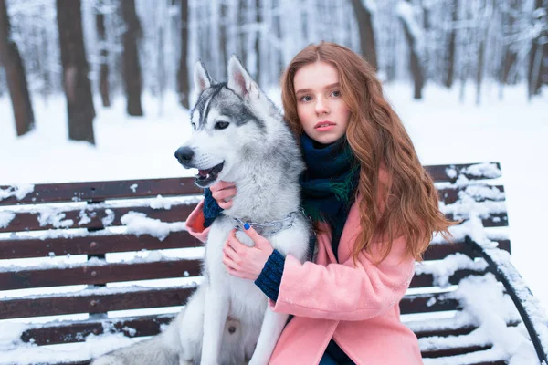 Młoda kobieta i siberian husky pies — Zdjęcie stockowe