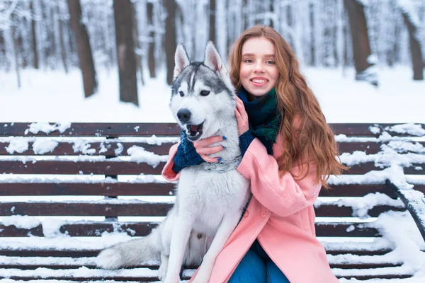 Młoda kobieta i siberian husky pies — Zdjęcie stockowe
