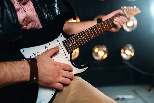 Mannelijke gitarist met elektrische gitaar — Stockfoto