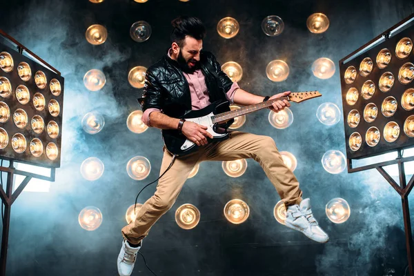 Guitarrista barbudo masculino — Foto de Stock