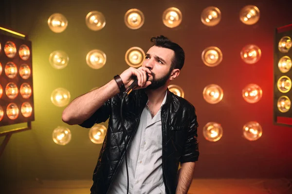 Male bearded singer — Stock Photo, Image