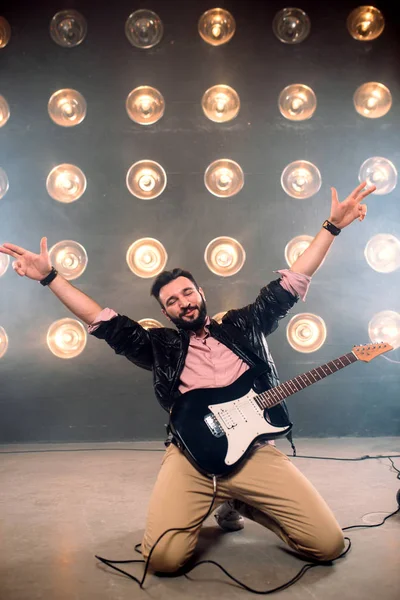 Male bearded guitarist — Stock Photo, Image