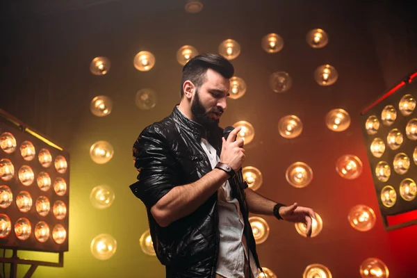 Male bearded singer — Stock Photo, Image