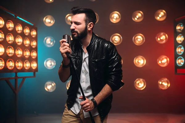 Male bearded singer — Stock Photo, Image