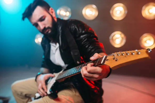 Erkek sakallı gitarist — Stok fotoğraf