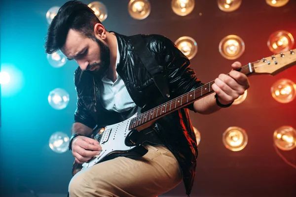 Guitarrista barbudo masculino — Foto de Stock