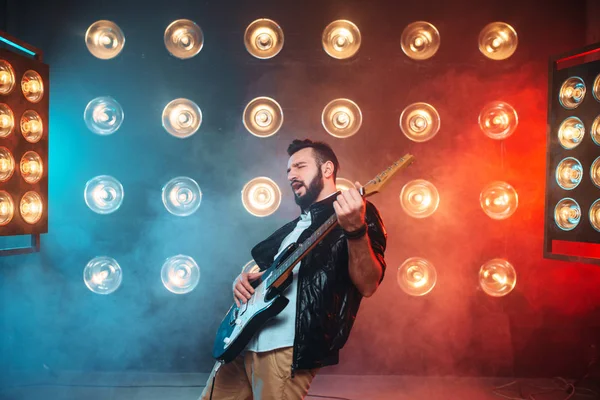 Guitarrista barbudo masculino —  Fotos de Stock