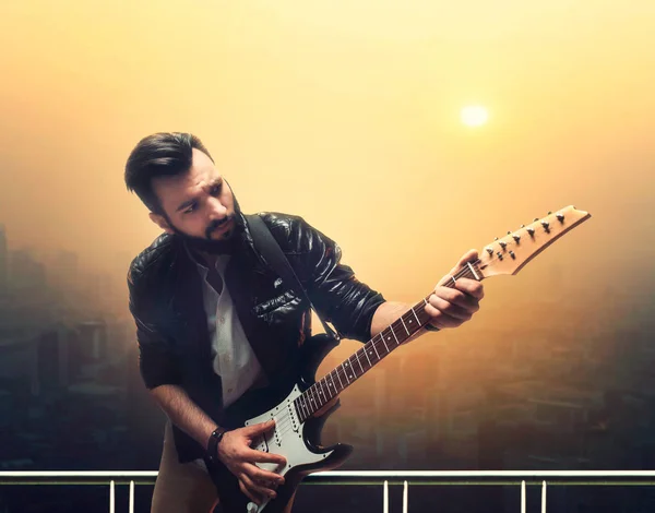 Männlicher bärtiger Gitarrist — Stockfoto